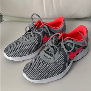 Nike Revolution 4 GS WolfGrey/Racer pink 943306003